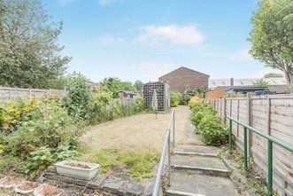 End Of Terrace House to rent - West View Road