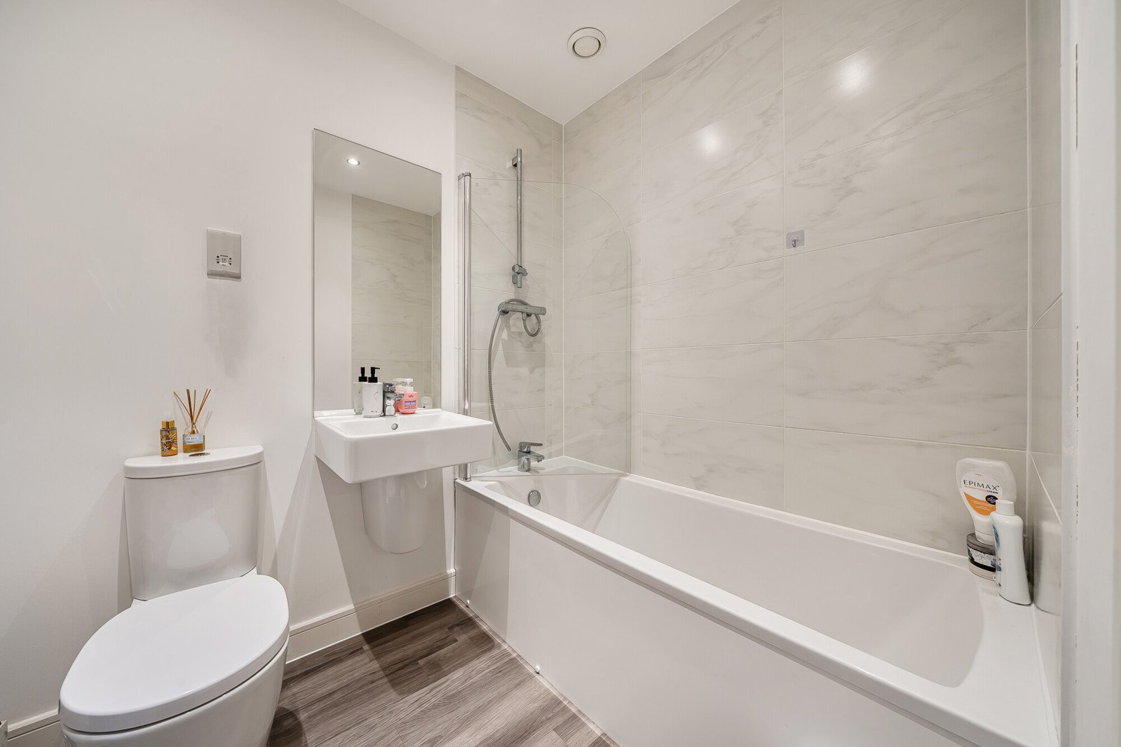 Apartment For Sale - Garland Rise, Ebbsfleet Valley, DA10
