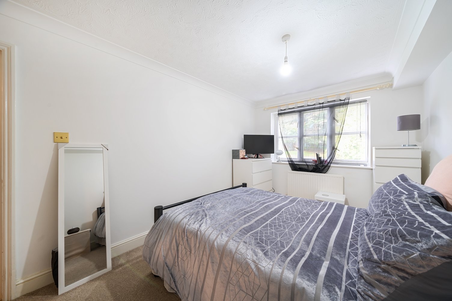 Apartment in Cuthbert Gardens, , SE25 Commercial