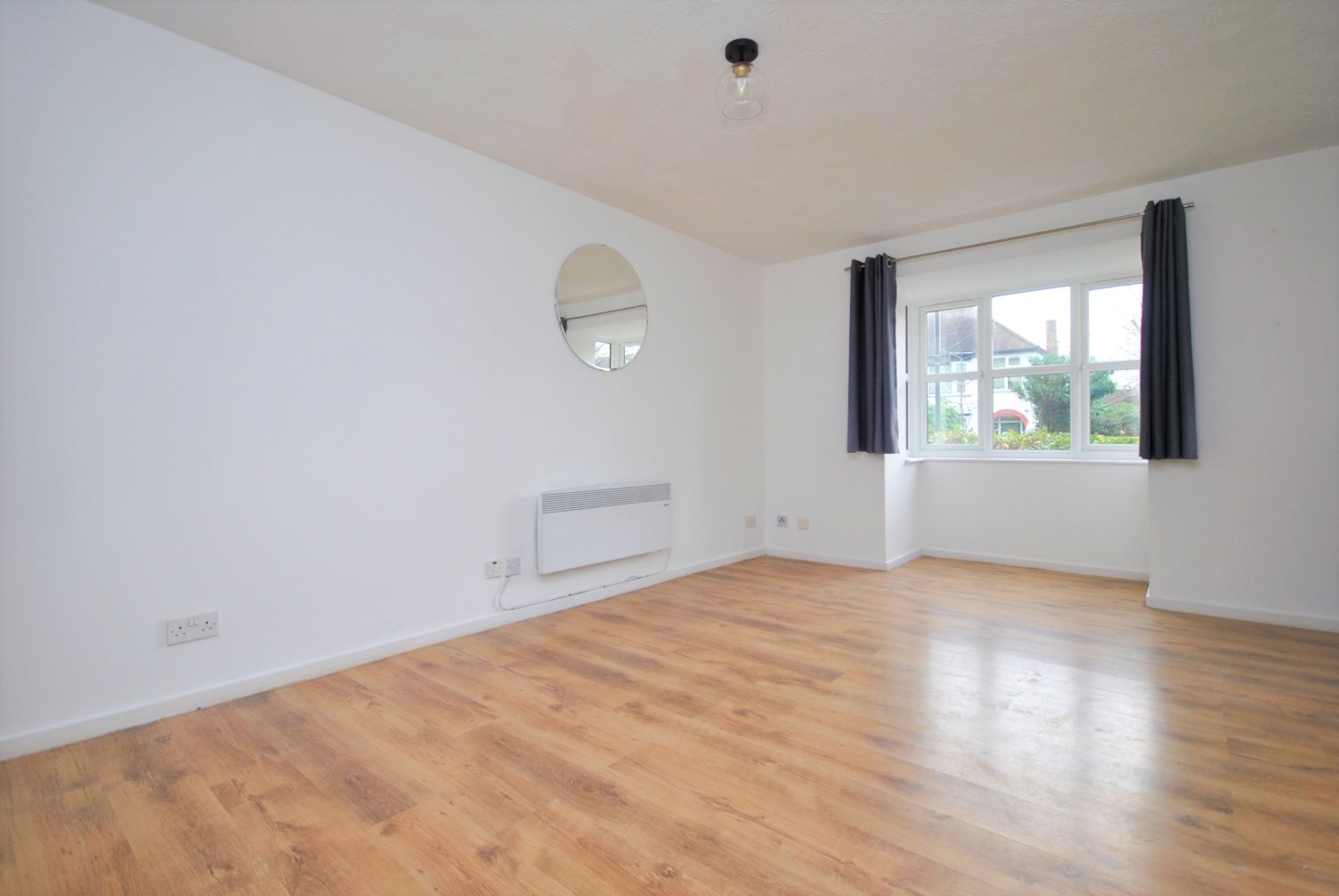 Flat to rent - Le May Avenue, London, SE12