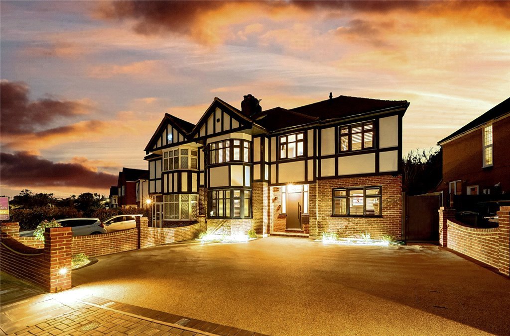 Semidetached House in Lakeside Drive, , BR2 Langford Russell