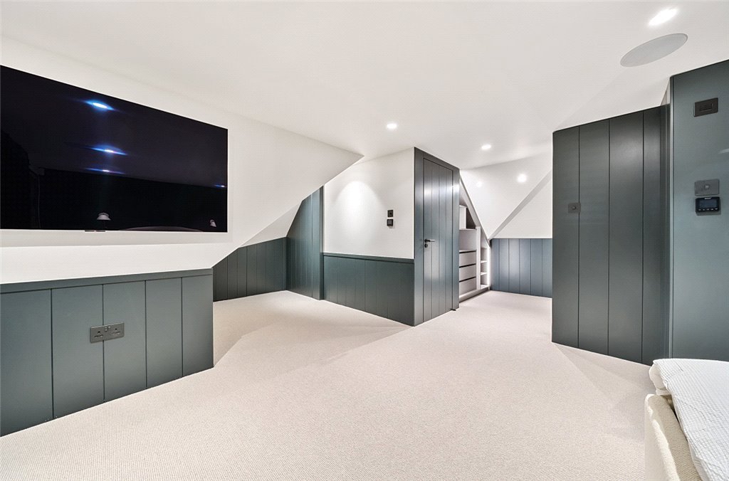 Semidetached House in Lakeside Drive, , BR2 Langford Russell